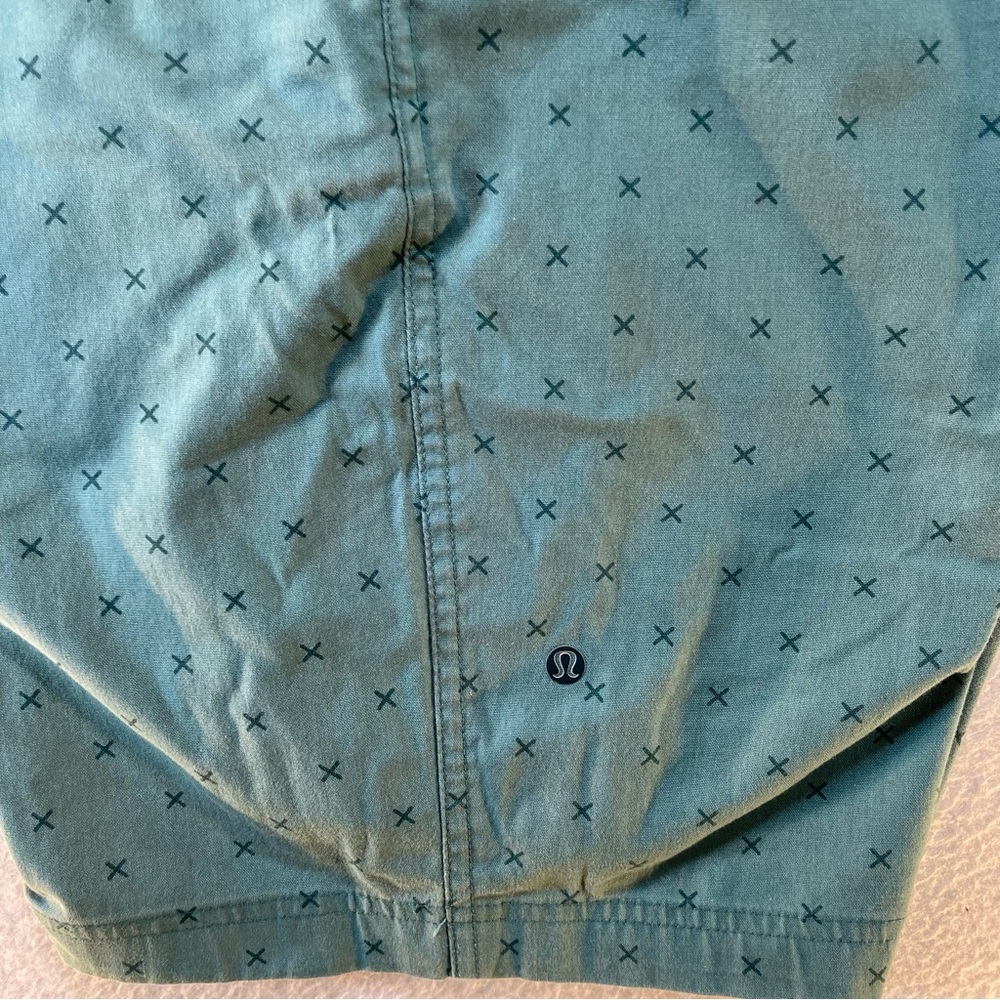 Lululemon Mens Activewear Golf (X) Pattern Shorts Size 34